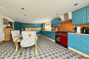 Kitchen/Breakfast Room- click for photo gallery